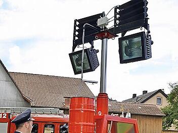 Hier startet ein Aschacher Floriansjünger den Betrieb des restaurierten Lichtmastes. Fotos: Kathrin Kupka-Hahn