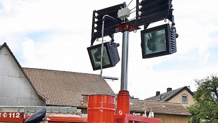 Hier startet ein Aschacher Floriansjünger den Betrieb des restaurierten Lichtmastes. Fotos: Kathrin Kupka-Hahn