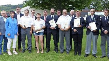 Von links: Dr. Herbert Mädl, Inge Aures, Martin Schöffel, Stefan Bergmann, Roland Wolfrum, Ulrike Peschel, Klaus Peter Söllner, Christian Diersch, Sven Götz, Roland Weich, Thomas Weich, Sabrina Heinze, Holger Hattinger und Ronald Beyerlein  Foto: Klaus-Peter Wulf