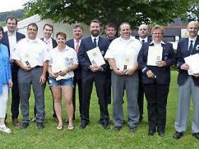 Von links: Dr. Herbert Mädl, Inge Aures, Martin Schöffel, Stefan Bergmann, Roland Wolfrum, Ulrike Peschel, Klaus Peter Söllner, Christian Diersch, Sven Götz, Roland Weich, Thomas Weich, Sabrina Heinze, Holger Hattinger und Ronald Beyerlein  Foto: Klaus-Peter Wulf