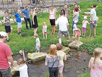 Vor allem die Kinder waren vom Altach-Entenrennen begeistert, hier beim Zieleinlauf am Antoniusheim.