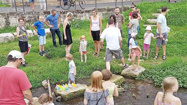 Vor allem die Kinder waren vom Altach-Entenrennen begeistert, hier beim Zieleinlauf am Antoniusheim.