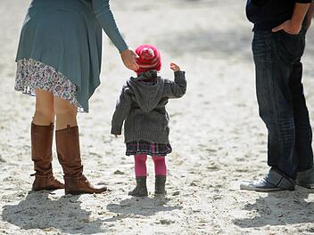 Elterngeld Plus hat sich seit seiner Einführung in Deutschland zum vollen Erfolg entwickelt. Immer mehr Familien nutzen das Modell. Foto: Andreas Gebert/dpa