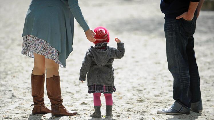 Elterngeld Plus hat sich seit seiner Einführung in Deutschland zum vollen Erfolg entwickelt. Immer mehr Familien nutzen das Modell. Foto: Andreas Gebert/dpa