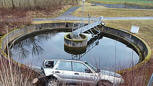Auto st&uuml;rzt nach Auffahrunfall bei Ansbach beinahe in Kl&auml;rbecken