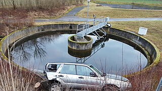 Auto st&uuml;rzt nach Auffahrunfall bei Ansbach beinahe in Kl&auml;rbecken