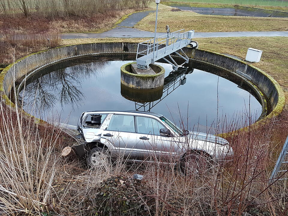 Auto stürzt nach Auffahrunfall bei Ansbach beinahe in Klärbecken