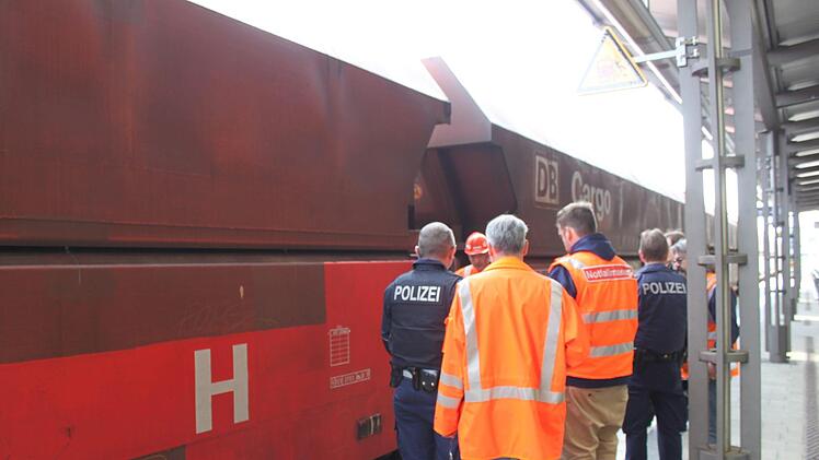 Bahnmitarbeiter besprechen nach dem Ablöschen des Rauches durch die Feuerwehr, wie es weitergeht. Foto: Anna Lienhardt