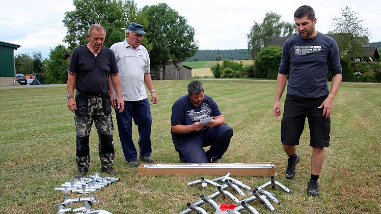 Die Bedienungsanleitung für die zwei nagelneuen Festzelte hatten Martin Wittmann, Günther Schramm, Adrian Vondran und Peter Steinert (von links) am Dienstag zwar schnell gefunden, dennoch geriet der Aufbau zur Geduldsprobe. Foto: Bettina Knauth