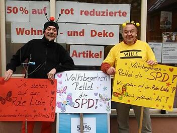 Harald Konietzko und Dieter Leicht vor dem NKD-Schaufenster mit passender Rabattaktion.privat