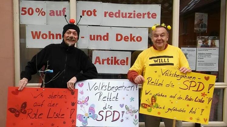 Harald Konietzko und Dieter Leicht vor dem NKD-Schaufenster mit passender Rabattaktion.privat