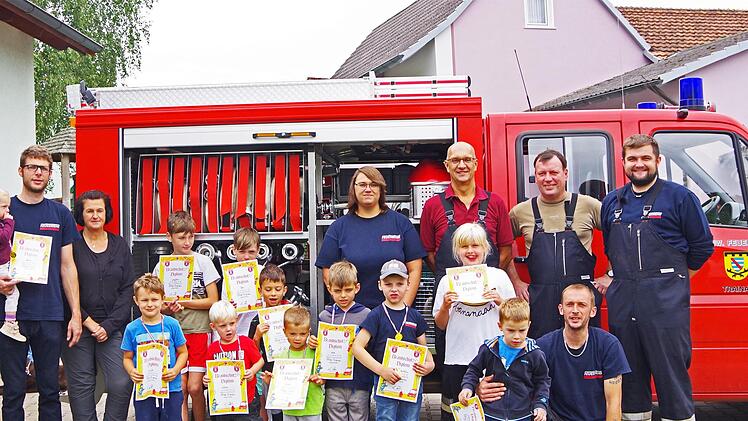 Viel gelernt haben die Biokids aus Trainau: Sie besuchten mit ihrer Betreuerin Diana Michalek die Feuerwehrmannschaft ihres Heimatorts und bekamen nach dem Training ein richtiges Diplom.  Foto: Werner Knoth