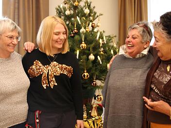 Sie unterstützen sich in guten wie in schlechten Zeiten: Seit über einem halben Jahr verbringen Gisela Kauffer, Quartiersmanagerin Jenny Salagean, Gisela Gülden und Gunda Korber im neuen Katharinenspital viel Zeit miteinander. Foto: Ronald Heck