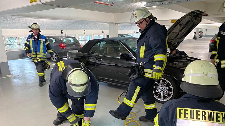 Bei einer Rettungsaktion befreiten Feuerwehrleute eine eingeklemmte Katze aus einem Auto. Foto: Feuerwehr Lauf