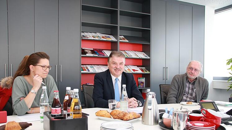Sie alle wollen Landrat werden. Beim Redaktionsgespräch in den Räumen der Bayerischen Rundschau setzten (von links ) Theresa Weith (SPD), Amtsinhaber Klaus Peter Söllner (FW) und Oswald Greim (Die Linke) aber nicht auf Wahl-"Kampf", sondern auf einen sachlichen Austausch. Foto: Alexander Hartmann