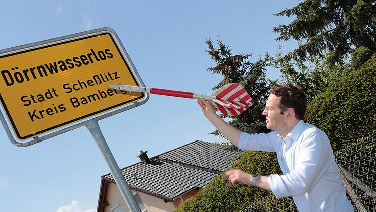 Reporter mit Pfeil und Ortsschild