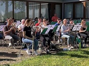 Seine Generalprobe für das Konzert am Samstag verlegte der Musikverein Marktleugast aufgrund des herrlichen Wetters und zur Freude einiger Anlieger ins Freie. Einen Teil des Erlöses aus dem Eintritt und den Einnahmen wird der Musikverein für Kriegsflüchtlinge aus der Ukraine spenden.
