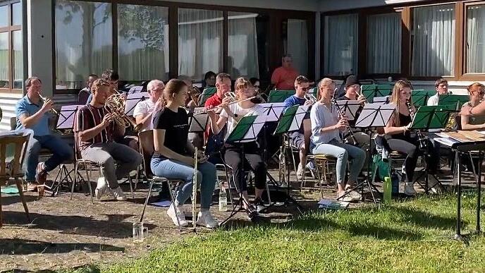 Seine Generalprobe für das Konzert am Samstag verlegte der Musikverein Marktleugast aufgrund des herrlichen Wetters und zur Freude einiger Anlieger ins Freie. Einen Teil des Erlöses aus dem Eintritt und den Einnahmen wird der Musikverein für Kriegsflüchtlinge aus der Ukraine spenden.