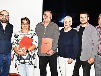 In der Jahreshauptversammlung des SPD-Ortsvereins von Altenkunstadt galten Claudia Allmich und Vorsitzendem Karlheinz Hofmann ein besonderer Dank, wobei die Auszeichnung (von links) im Beisein des SPD-Kreisvorsitzenden Sebastian M&uuml;ller, durch die ...