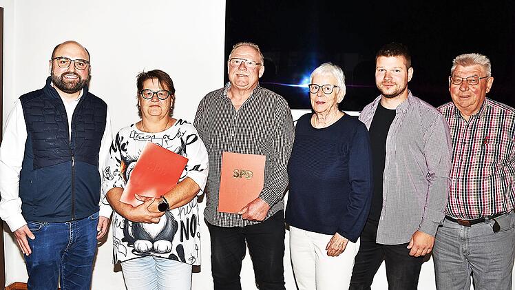 In der Jahreshauptversammlung des SPD-Ortsvereins von Altenkunstadt galten Claudia Allmich und Vorsitzendem Karlheinz Hofmann ein besonderer Dank, wobei die Auszeichnung (von links) im Beisein des SPD-Kreisvorsitzenden Sebastian M&uuml;ller, durch die ...
