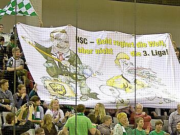 Mit einem nicht ganz unumstrittenen, allerdings äußerst einfallsreichen Banner warteten die Rimparer Fans in der HUK-Coburg-Arena auf.Fotos: Albert Höchstädter