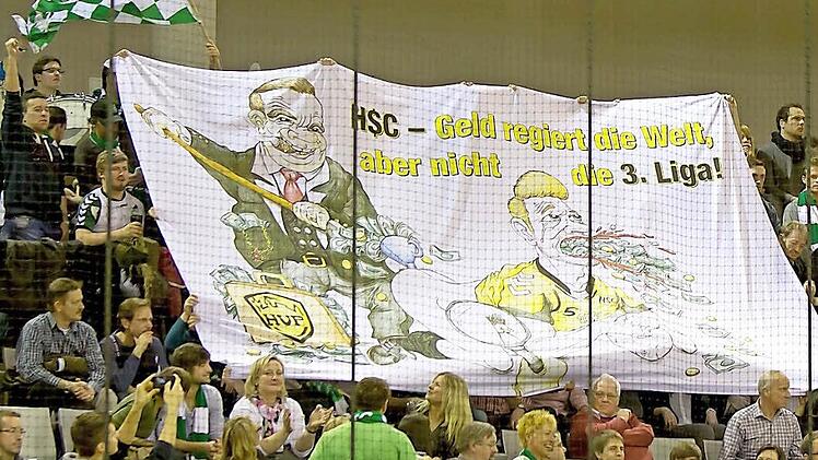 Mit einem nicht ganz unumstrittenen, allerdings äußerst einfallsreichen Banner warteten die Rimparer Fans in der HUK-Coburg-Arena auf.Fotos: Albert Höchstädter