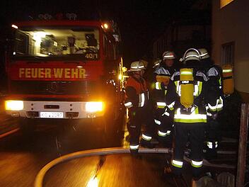 Drei Feuerwehren rückten nach Schmölz aus. Die Atemschutzgeräteträger waren bei diesem Brand besonders gefordert. Fotos: Heike Schülein