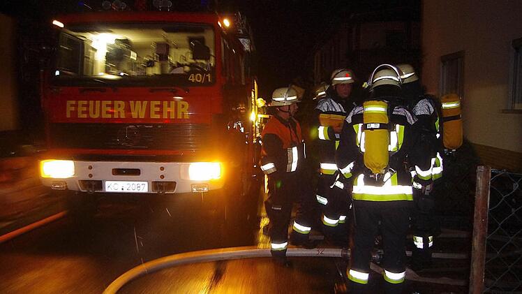 Drei Feuerwehren rückten nach Schmölz aus. Die Atemschutzgeräteträger waren bei diesem Brand besonders gefordert. Fotos: Heike Schülein