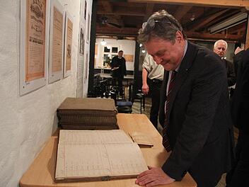Hans-Jürgen Päsler staunt über die alten Bücher, die in der Ausstellung zu sehen sind.  Fotos: Sonja Adam