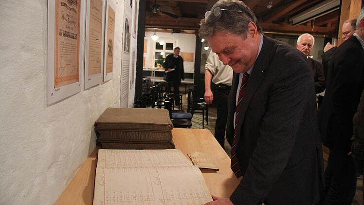 Hans-Jürgen Päsler staunt über die alten Bücher, die in der Ausstellung zu sehen sind.  Fotos: Sonja Adam
