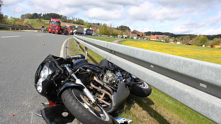 Nach einem missglückten Überholmanöver auf der B 85 bei Lösau landet ein 35-jähriger Biker aus Kulmbach im Krankenhaus. Foto: Jürgen Gärtner