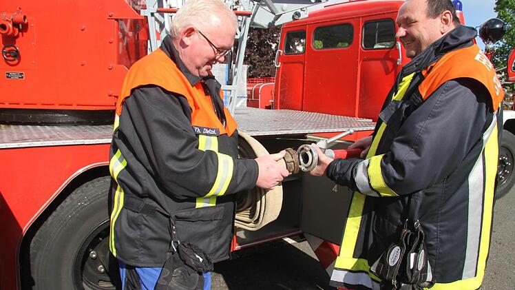 "Passt doch alles noch und funktioniert", amüsieren sich Thomas Dietzel und Benno Pieger. Foto: Sonja Adam