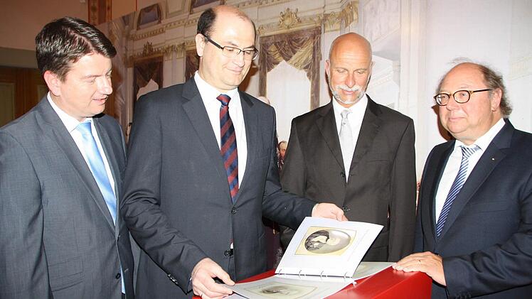 Der erste offizielle Gang durch die Ausstellung war (von links) dem Landtagsabgeordnetem Sandro Kirchner, Staatssekretär Albert Füracker, OB Kay Blankenburg und dem Kulturreferenten Peter Weidisch vorbehalten. Foto: Ralf Ruppert