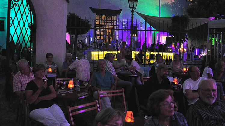 Besonders schön war es in der Nacht, als der Platz zwischen Rathaus und Stadthalle stimmungsvoll und mit wechselnden Farben von Moving Heads, LED-Scheinwerfern und Air Cones beleuchtet wurde.