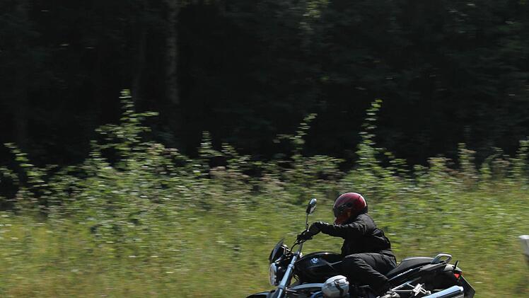 Vor kurzem wurden im Hambach doppelt durchgezogene Linien angebracht. Sie sollen dazu beitragen, dass riskante Überholmanöver abnehmen. Kradfahrer dürfen sich bei ihren schnellen Kurvenfahrten nicht in die Gegenfahrbahn hineinlehnen.  Fotos: Janina Reuter