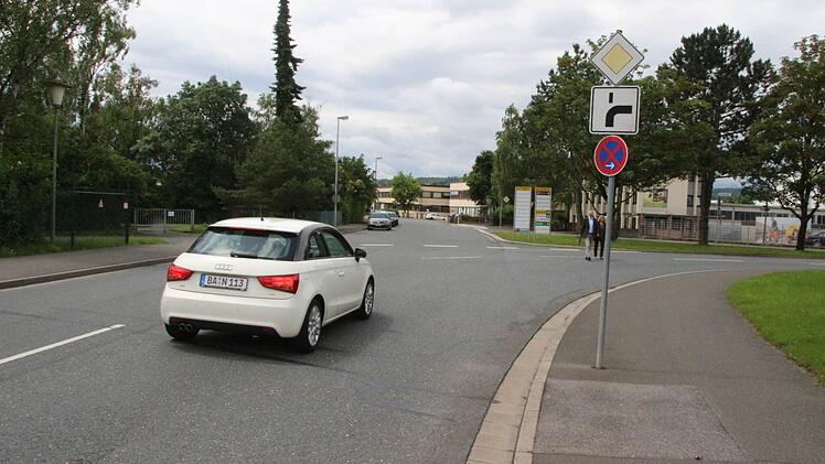 Fußgänger auf der abknickenden Vorfahrtsstraße: Wie diese Situation entschärft werden kann, will das Ordnungsamt bei einem Ortstermin regeln. Foto: Ulrike Nauer