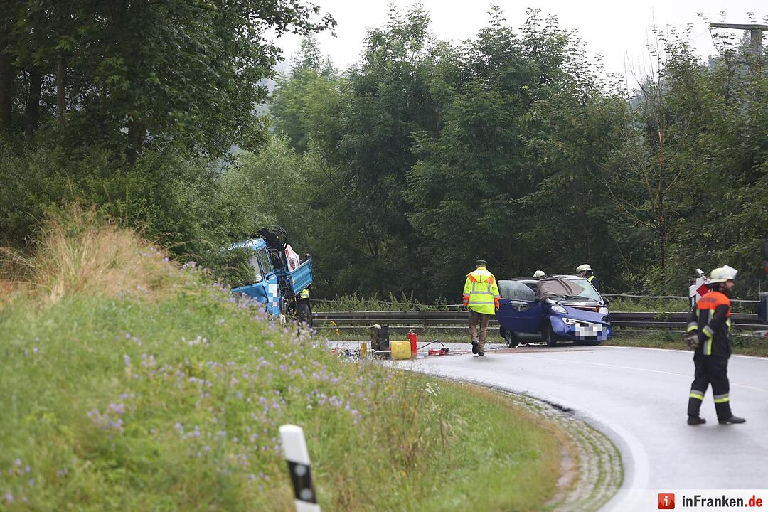 Smart schleudert in entgegenkommenden Lkw - Autofahrer stirbt am Unfallort