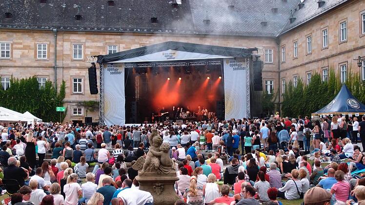 Michael Patrick Kelly zog seine Zuhörer beim Gastspiel im Rahmen des "Tambacher Sommers". Foto: Jochen Berger