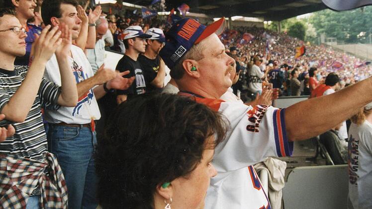 Waldstadion 1998: Horst Voss feuert an.