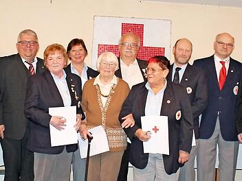 Die BRK-Verantwortlichen mit den Geehrten Foto: privat