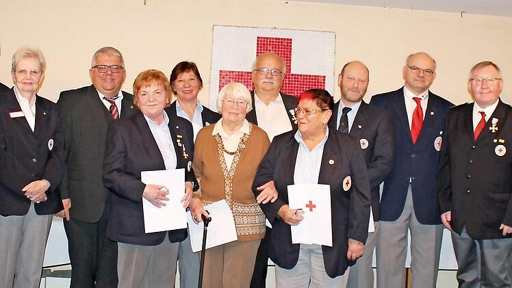 Die BRK-Verantwortlichen mit den Geehrten Foto: privat