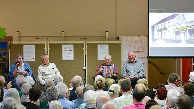 F&uuml;hrten in die alten Zeiten zur&uuml;ck (von links): Elfriede Dickert, Ernst Stross (Moderator), Josef Kirchner, und Gerhard Klauda. Bj&ouml;rn Hein