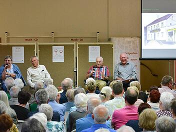 F&uuml;hrten in die alten Zeiten zur&uuml;ck (von links): Elfriede Dickert, Ernst Stross (Moderator), Josef Kirchner, und Gerhard Klauda. Bj&ouml;rn Hein