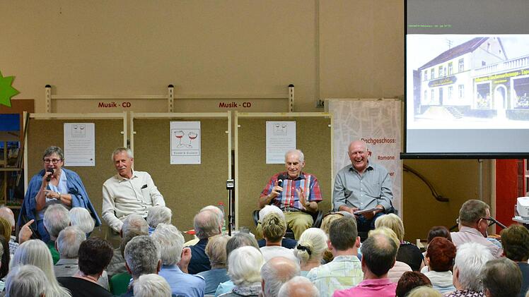 Führten in die alten Zeiten zurück (von links): Elfriede Dickert, Ernst Stross (Moderator), Josef Kirchner, und Gerhard Klauda. Björn Hein