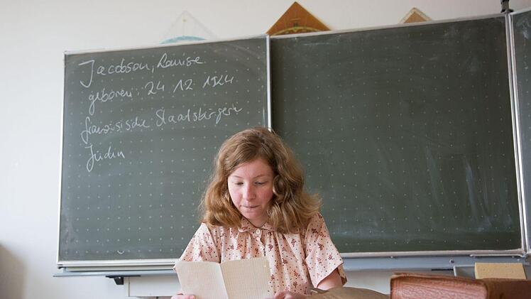 Im neuen Klassenzimmerst&uuml;ck des Landestheaters spielt Annetta Chiantone die Rolle der Louise Jacobson, die als "die franz&ouml;sische Anne Frank" bezeichnet wird. Das St&uuml;ck feierte im Gymnasium Alexandrinum Premiere.Foto: Sylvain Guillot