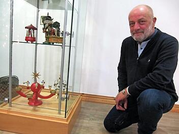Wolfgang Enzmann neben einer Vitrine mit einem Kerzenhalter von 1935 Fotos: Monika Schütz