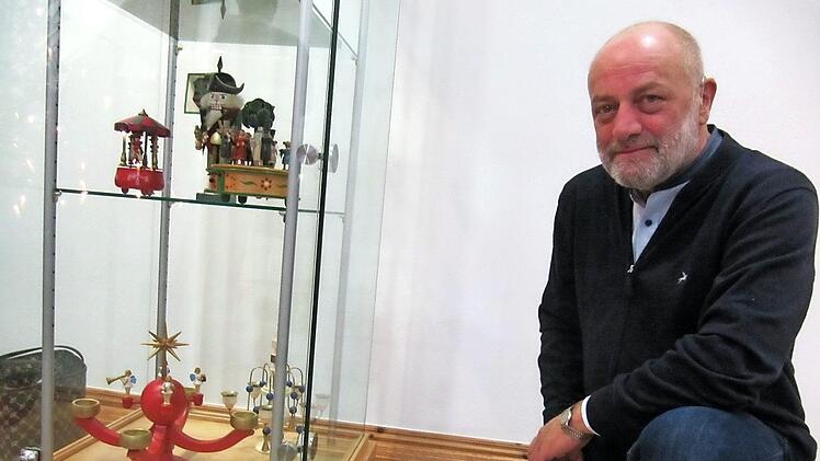 Wolfgang Enzmann neben einer Vitrine mit einem Kerzenhalter von 1935 Fotos: Monika Schütz
