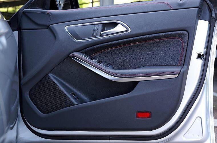 Kreis Kitzingen: Geparktes Auto fängt an zu rollen - und stößt Frau (74) um