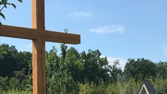 Pfarrer Michael Gehret weiht das Kreuz auf dem Lohranger in Pinzberg. Foto: privat