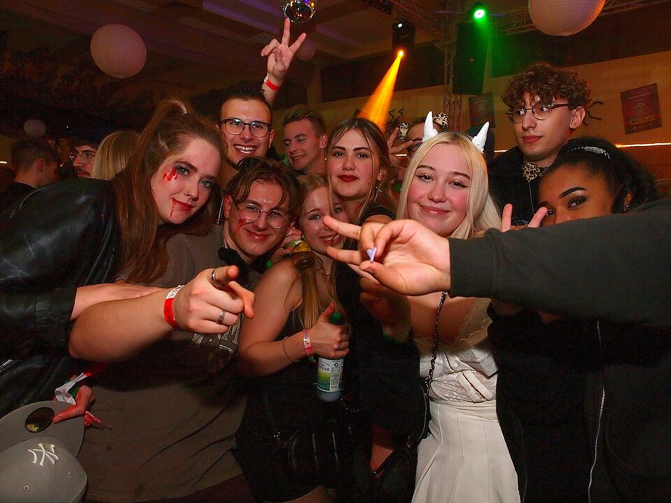 Viele verkleidete Besucher*innen feierten in Oberthulba
